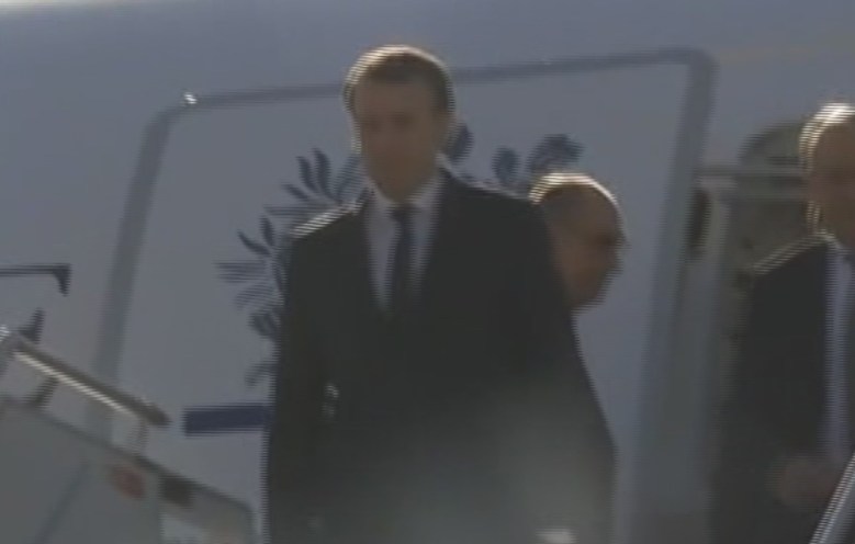 وصول الرئيس الفرنسي إيمانويل ماكرون إلى مطار هواري بومدين (فيديو)