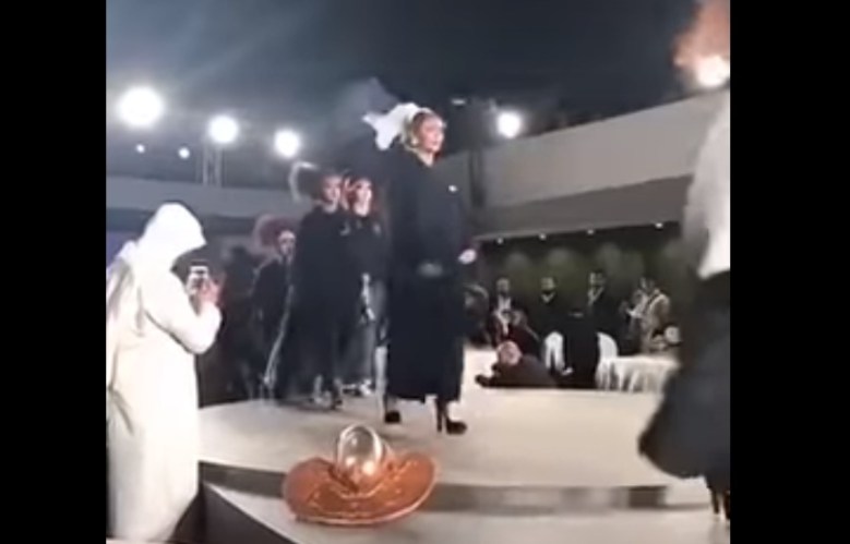 عرض أزياء في الرياض يثير ضجة عبر مواقع التواصل الاجتماعي (فيديو)